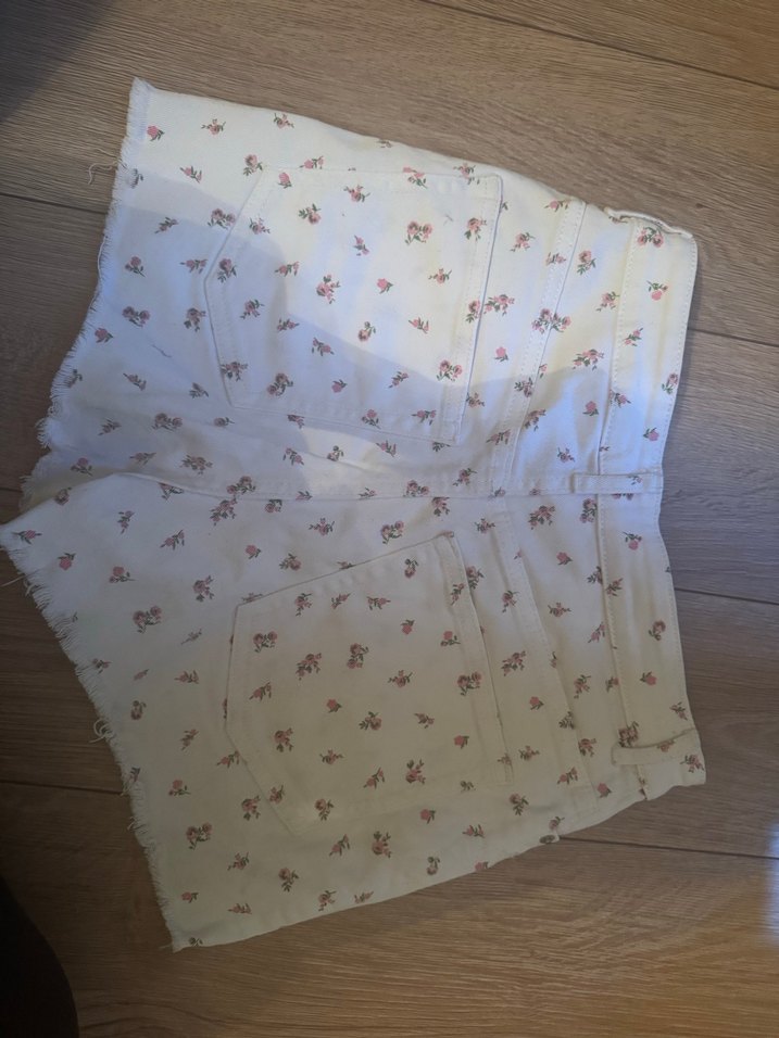 Çiçekli coquette h&m beyaz şort - Görsel 4