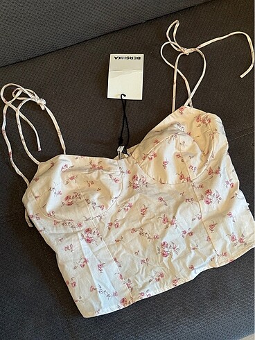 Bershka askılı çiçekli crop top