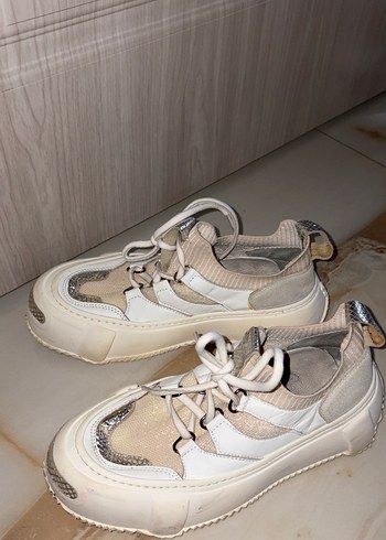 Yılan Desenli Beyaz Dolgu Topuklu Spor Ayakkabı - Görsel 2