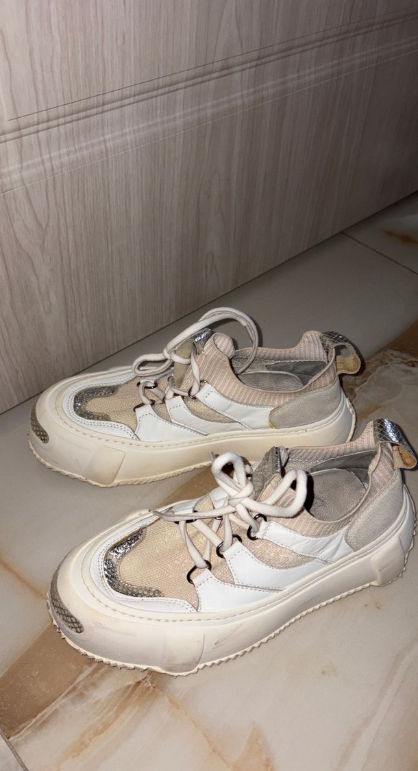 Yılan Desenli Beyaz Dolgu Topuklu Spor Ayakkabı - Görsel 2