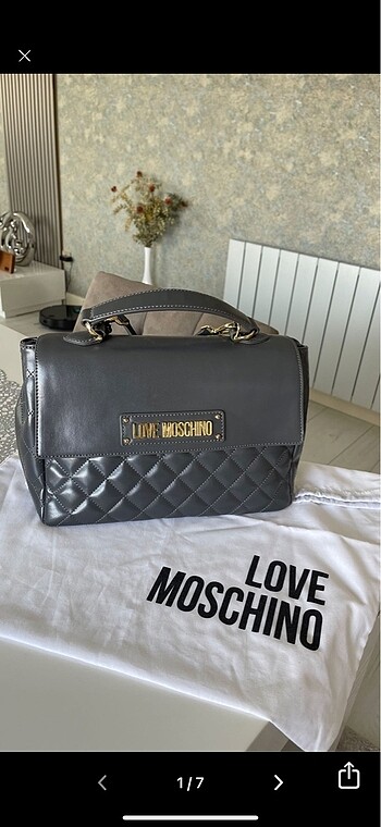 Love Moschino omuz çantadı