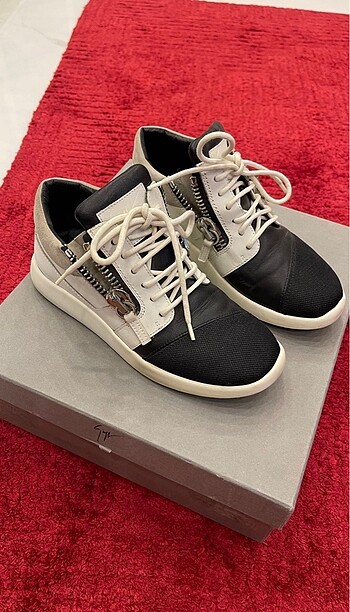 Giuseppe Zanotti sneaks