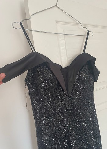 Siyah Parlak Uzun V Yakalı Gece Elbisesi - Görsel 3