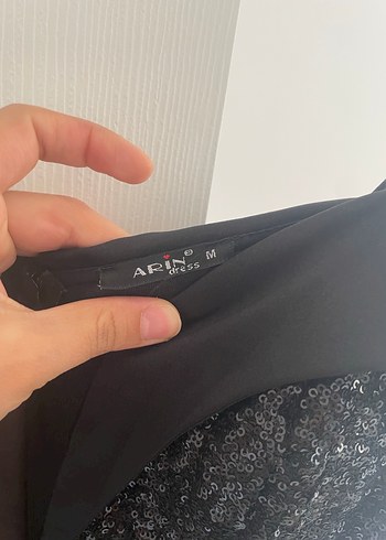 Siyah Parlak Uzun V Yakalı Gece Elbisesi - Görsel 6