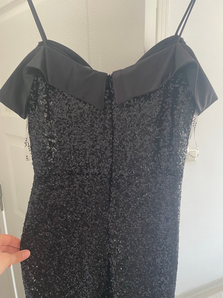 Siyah Parlak Uzun V Yakalı Gece Elbisesi - Görsel 5