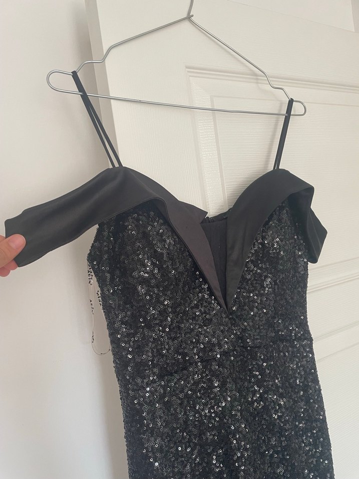 Siyah Parlak Uzun V Yakalı Gece Elbisesi - Görsel 3