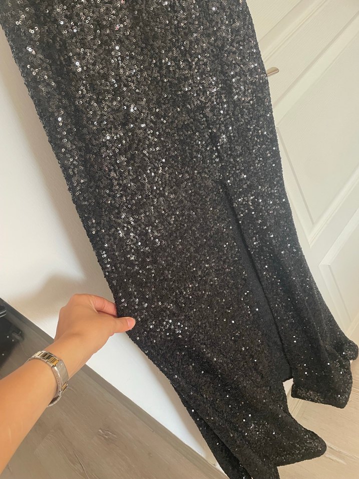 Siyah Parlak Uzun V Yakalı Gece Elbisesi - Görsel 4