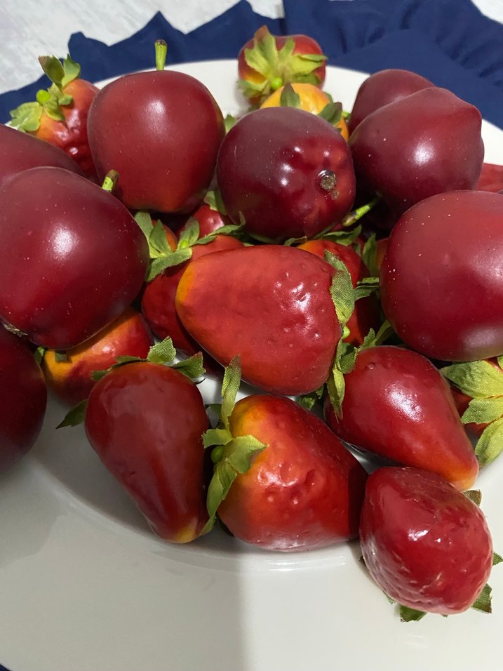 Tabak Üzerinde Renkli Meyveler - Görsel 2