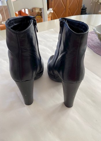 38 Beden Siyah Deri Topuklu Kadın Bot
