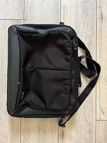 Siyah laptop çantası
