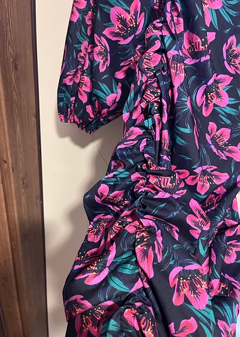 Çiçek desenli modern sırt dekolteli elbise - Görsel 3