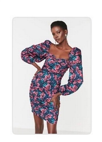 Çiçek desenli modern sırt dekolteli elbise - Görsel 6