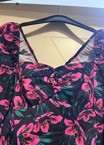 Çiçek desenli modern sırt dekolteli elbise - Görsel 4