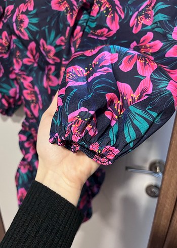 Çiçek desenli modern sırt dekolteli elbise - Görsel 2