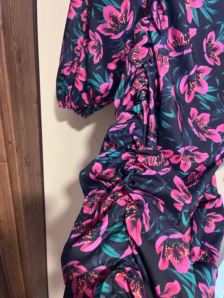 Çiçek desenli modern sırt dekolteli elbise - Görsel 3