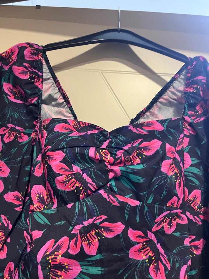 Çiçek desenli modern sırt dekolteli elbise - Görsel 4