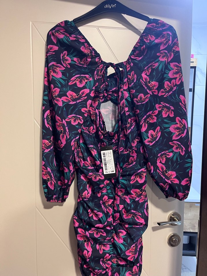 Çiçek desenli modern sırt dekolteli elbise - Görsel 5