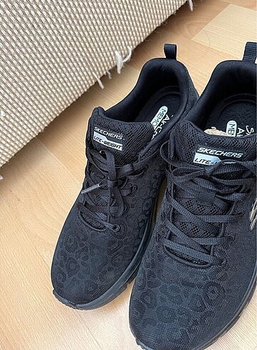 40 Beden Skechers ayakkabı