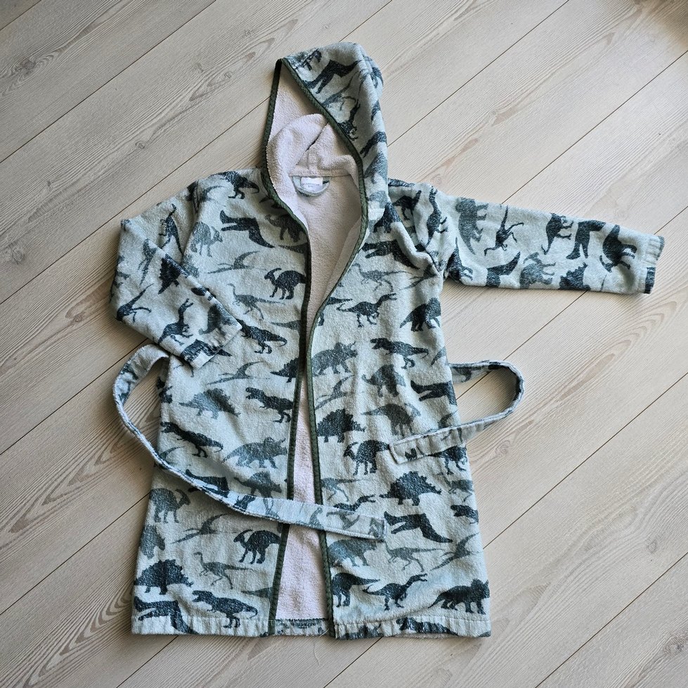 Erkek Çocuk Kapüşonlu Gri Baskılı Bornoz - Görsel 2