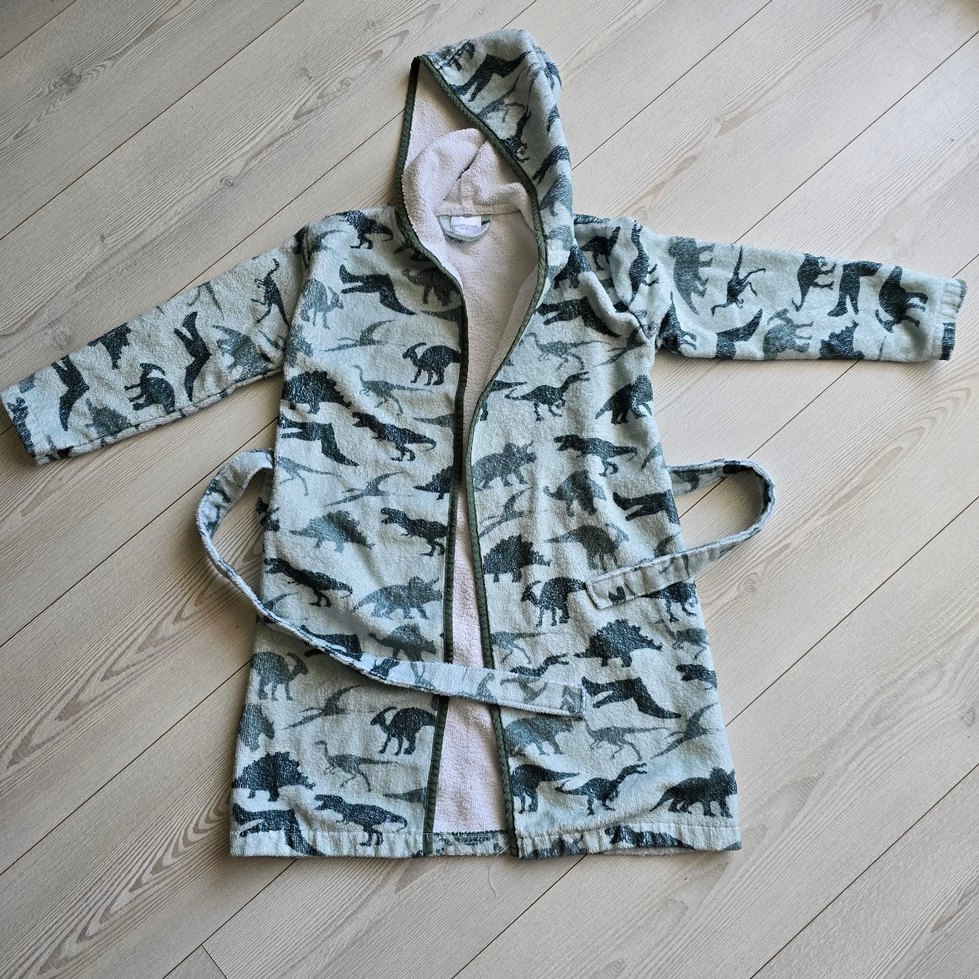 Erkek Çocuk Kapüşonlu Gri Baskılı Bornoz - Görsel 4