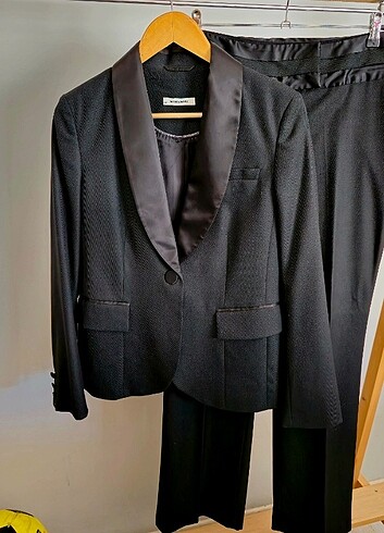 More&More Saten yakalı blazer takım