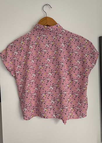 Düğmeli, kısa kollu, bağlamalı pembe gömlek - Görsel 4