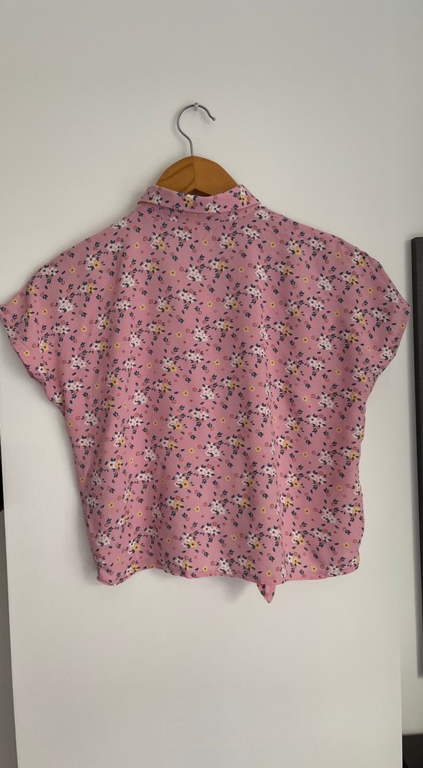 Düğmeli, kısa kollu, bağlamalı pembe gömlek - Görsel 4