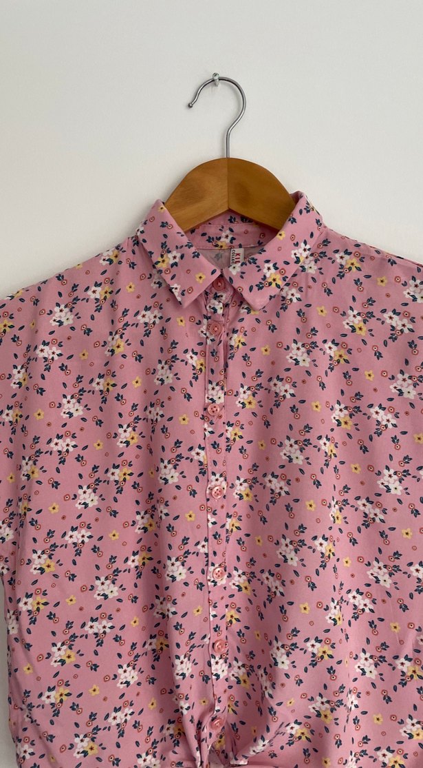 Düğmeli, kısa kollu, bağlamalı pembe gömlek - Görsel 2