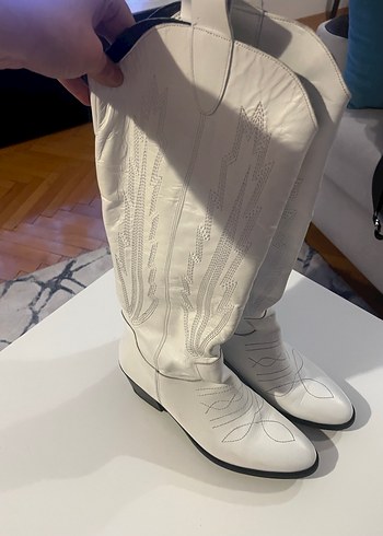 Beyaz İşlemeli Deri Diz Boyu Stiletto Çizme - Görsel 4