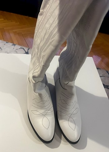 Beyaz İşlemeli Deri Diz Boyu Stiletto Çizme - Görsel 2