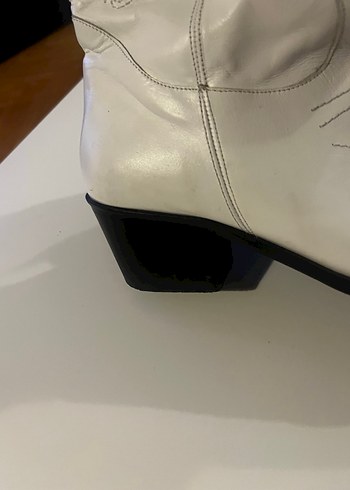 Beyaz İşlemeli Deri Diz Boyu Stiletto Çizme - Görsel 3