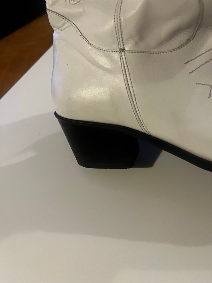 Beyaz İşlemeli Deri Diz Boyu Stiletto Çizme - Görsel 3