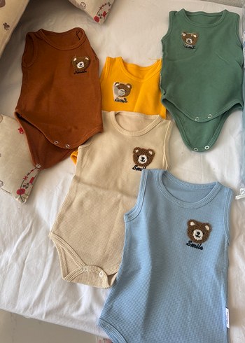 Bir kutu bebek giysisi