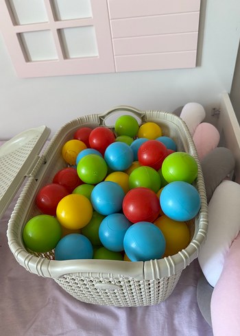 Renkli Plastik Toplar Sepette