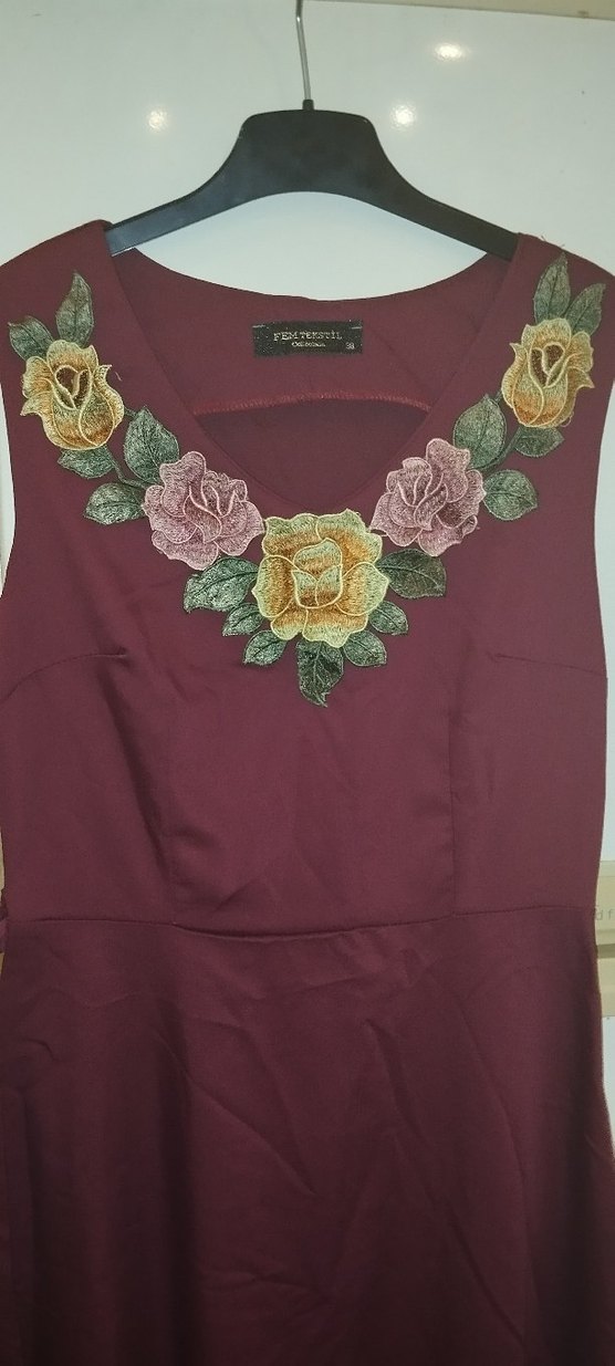Bordo İşlemeli Uzun V Yaka Elbise - Görsel 2