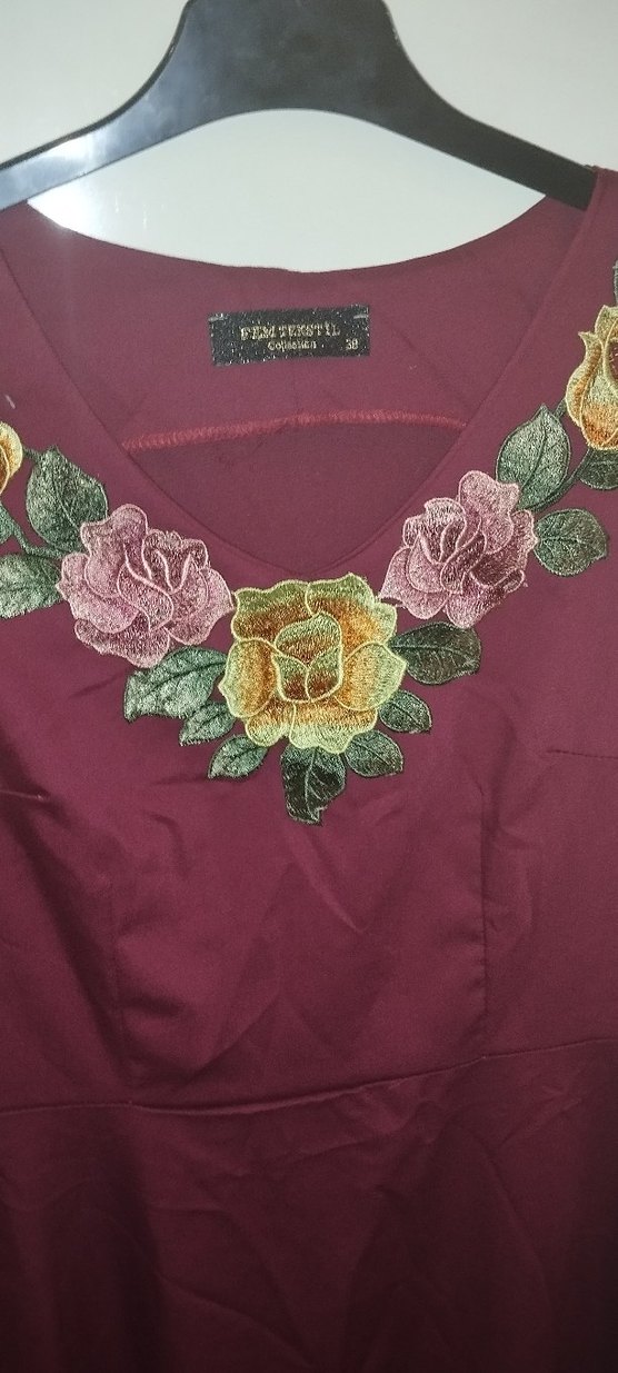 Bordo İşlemeli Uzun V Yaka Elbise - Görsel 3