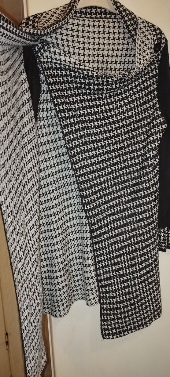 Kadın Siyah Desenli Uzun Triko Kaban - Görsel 3