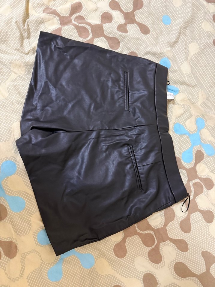 Siyah Deri Midi Şort - Görsel 3