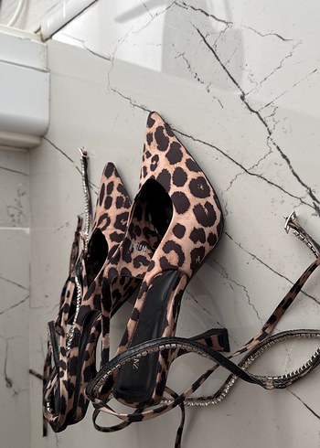 Zara Leopar Desenli Kemerli Topuklu Kadın Ayakkabı
