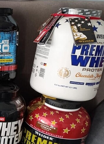 Boş protein tozu ve supplament bidonları