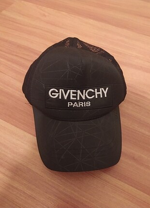 Givenchy Paris Şapka & Siyah Düz Gömlek 