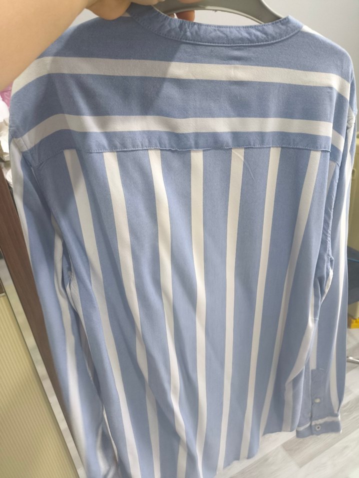 Bershka Düğmeli Mavi V Yakalı  Gömlek — görsel 3/5