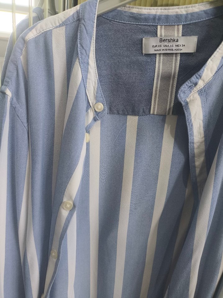Bershka Düğmeli Mavi V Yakalı  Gömlek — görsel 2/5