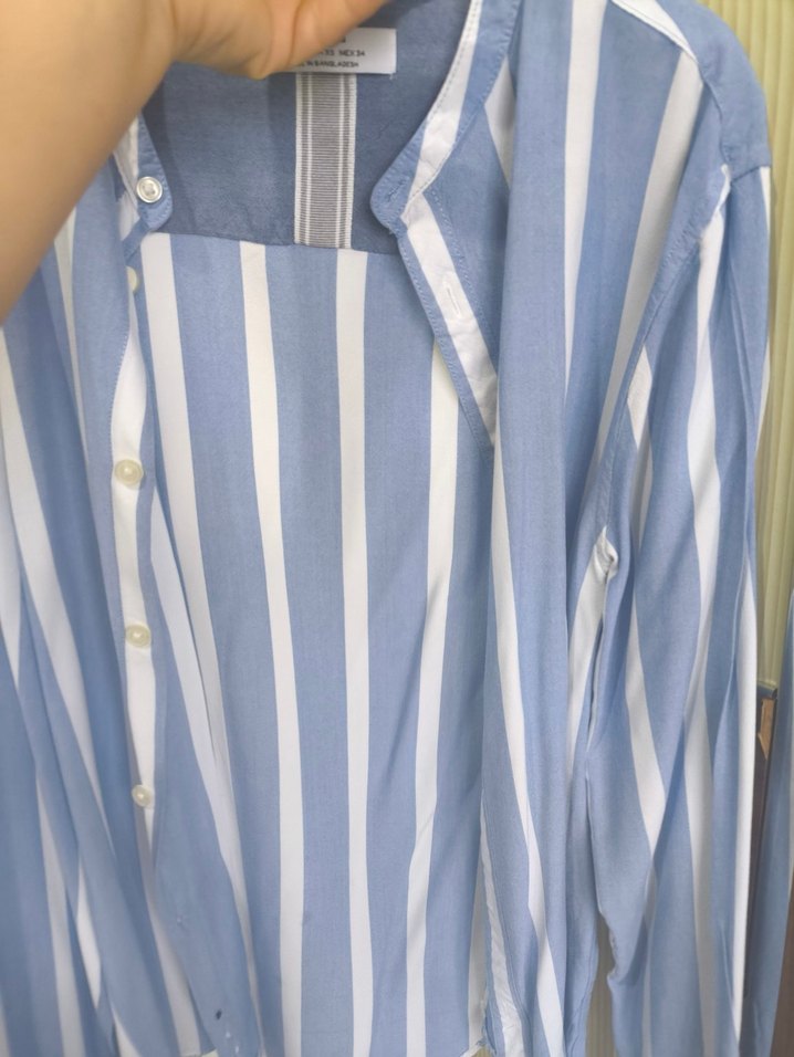 Bershka Düğmeli Mavi V Yakalı  Gömlek — görsel 4/5