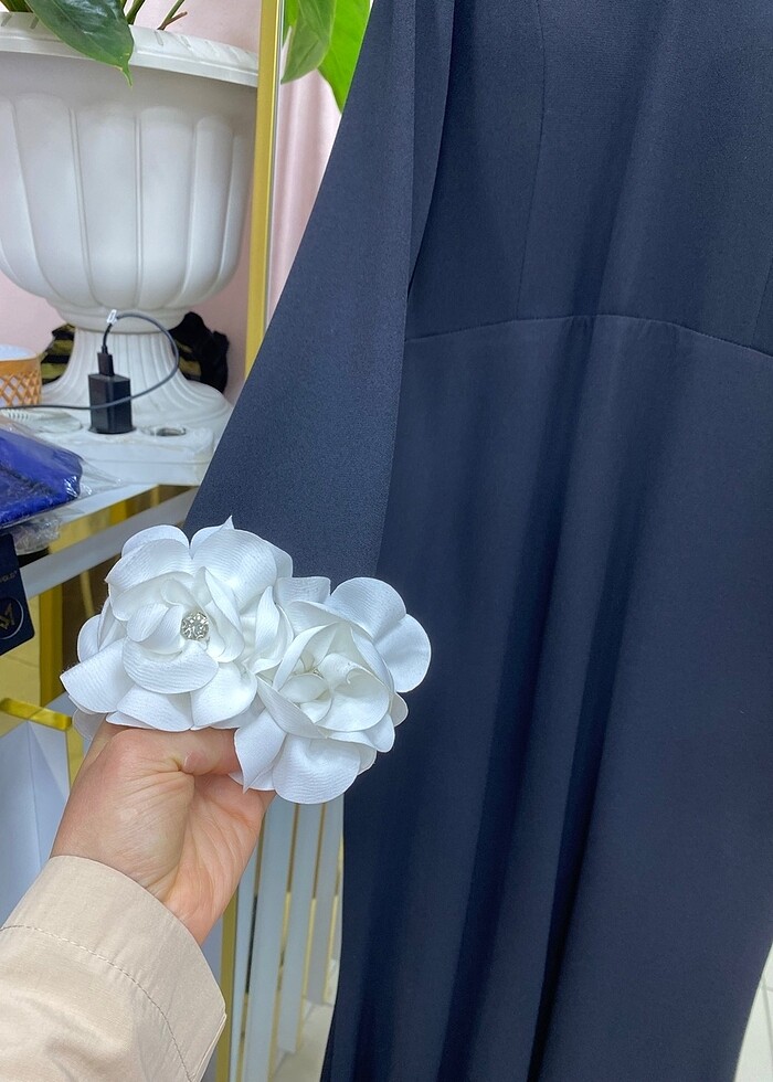 Kolları gül detayı şık abiye - Görsel 3