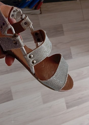 Gri Yılan Desenli Metal Tokalı topuksuz Sandalet