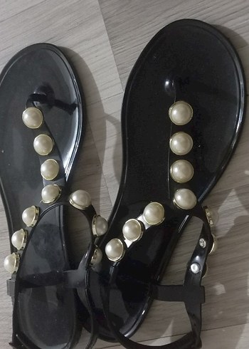 İnci Detaylı Siyah Stiletto Topuksuz Kadın Sandalet