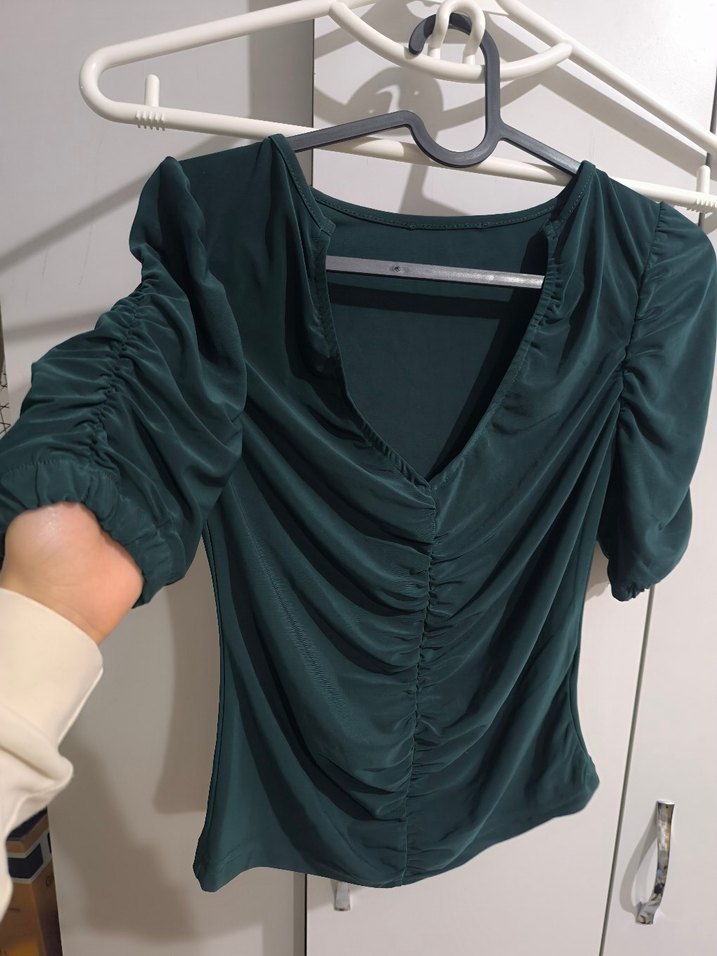 V Yaka Drapeli köyü yeşil Kadın Bluz - Görsel 2