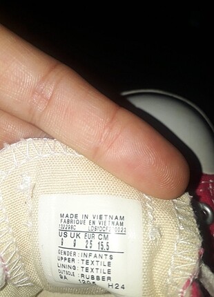 25 Beden pembe Renk 25 numara converse. Sıfır ayarinda.