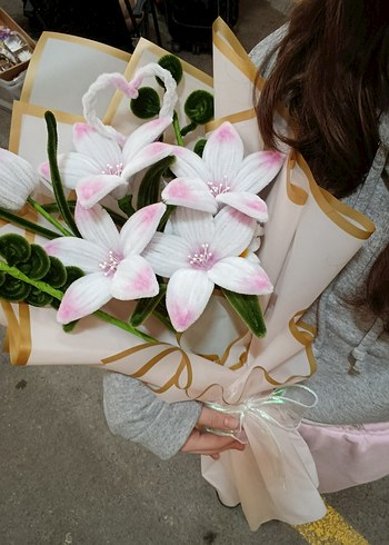 Beyaz pembe detaylı el işi LED li şönil çicek buketimiz - Görsel 9